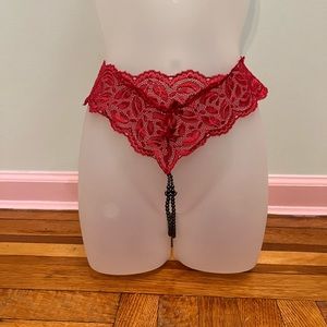 Bracli red thong with Double strand of black pearls. Size small.